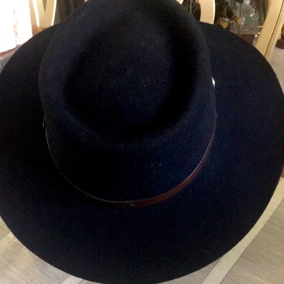 Black Wool Felt Hat w Feather Band - Picture 5 of 13